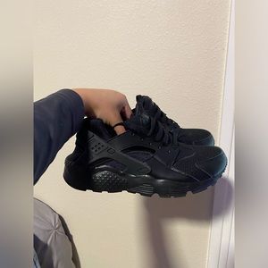 Youth Black Nike Huaraches